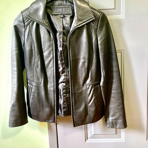 Avanti brand is small size 100% leather jacket. I love it but it’s little small. - Picture 2 of 4